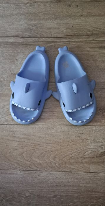 Papuci Crocs și rechin noi