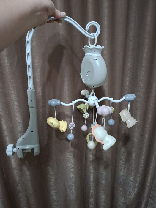 Игрушка на кровать электромобиль