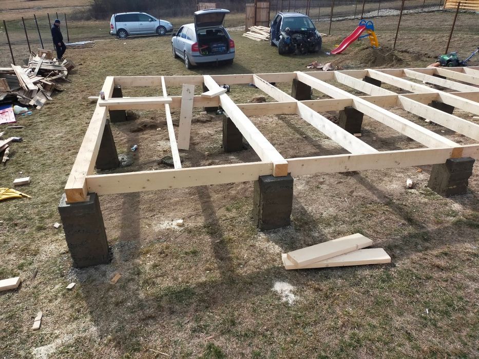 Vindem case de lemn cu două dormitoare baie bucătărie și living