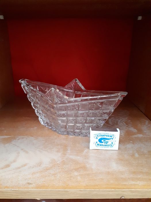 Хрустальные вазочки. И лодочки ( конфетницы ).