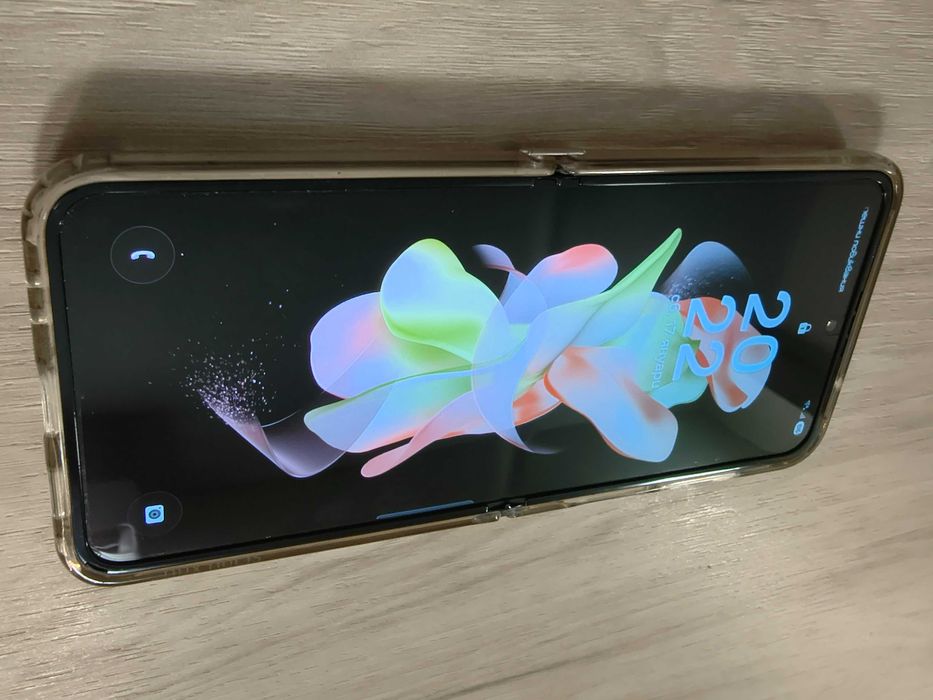 Samsung Z Flip 4 с нов дисплей и батерия