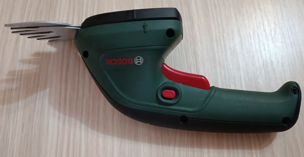 Foarfeca electrica pentru taierea arbustilor si ierbii BOSCH EasyShear, 12cm, 3.6V, 530g
