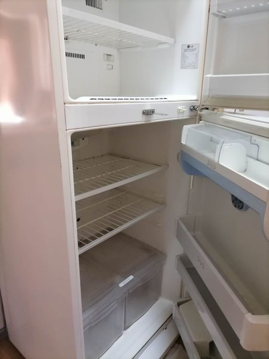 Продавам хладилник с фризер LG