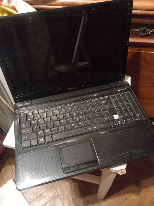 Electronice vechi 3 desktop cu tastaturi, 1 laptop, etc