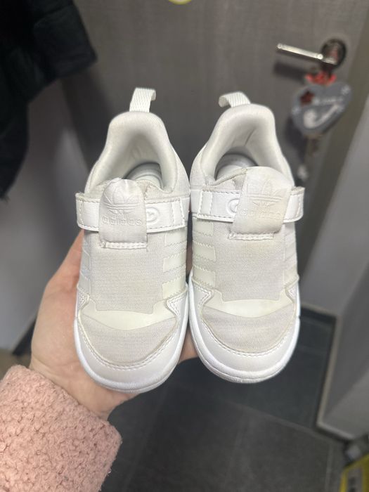 Aproape noi purtate de 2 ori  marimea 21-22-24