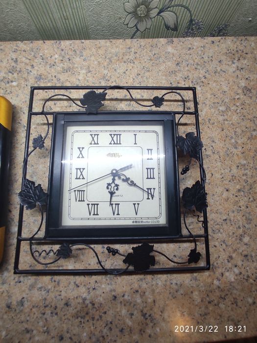 Часы настенные продаются