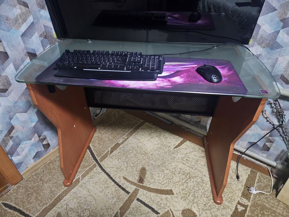 Продам компьютерный стол