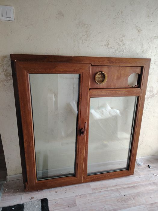 Fereastra termopan de bucătărie cu gaura pentru hota și centrala