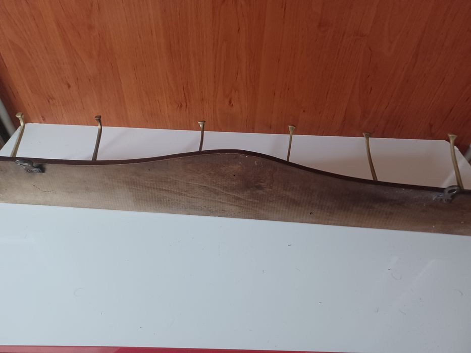 Стара ретро закачалка за стена. Орех и месинг.