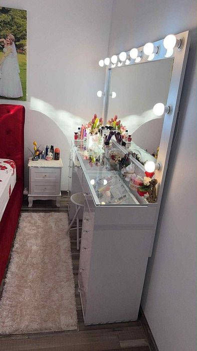 Vând masă de make-up . Preț 2900 lei !