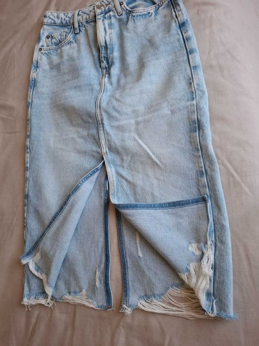 ZARA, Дънкова пола с декоративни скъсвания и разнищен подгъв.