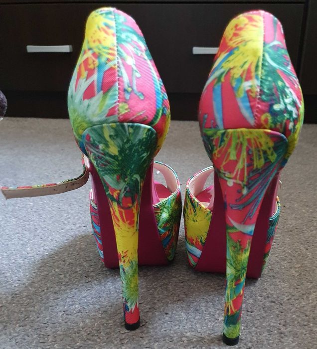 Sandale cu platformă