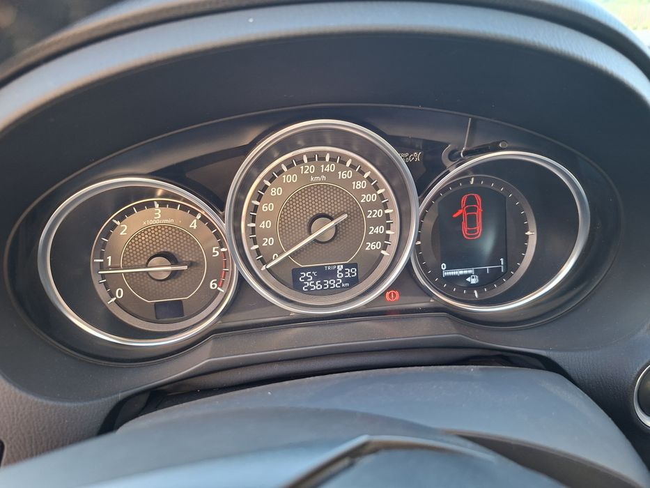 Vând sau schimb Mazda 6