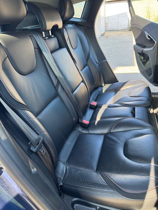 Dezmembrez Volvo V40 orice piesa dispnibila
