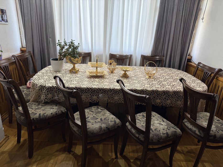 Срочно продаю стол и стулья