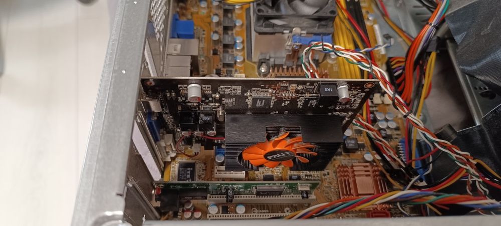 Кутия за компютър с части