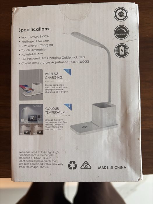 Настолна лампа и зарядно в едно