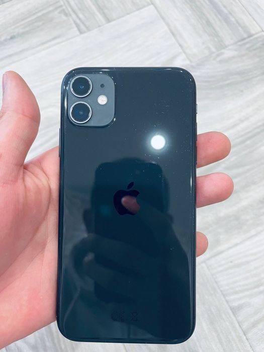 iPhone 11 с документами