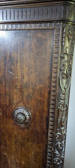 Антикварный шкаф