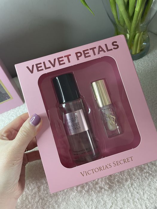 Подаръчни комплекти с мист за тяло и лосион или гланц за устни