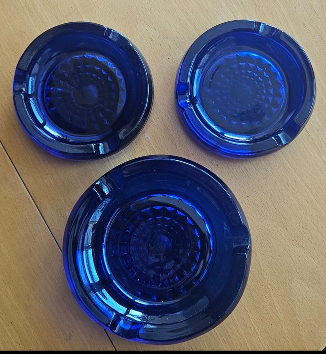 Три пепелника, сини