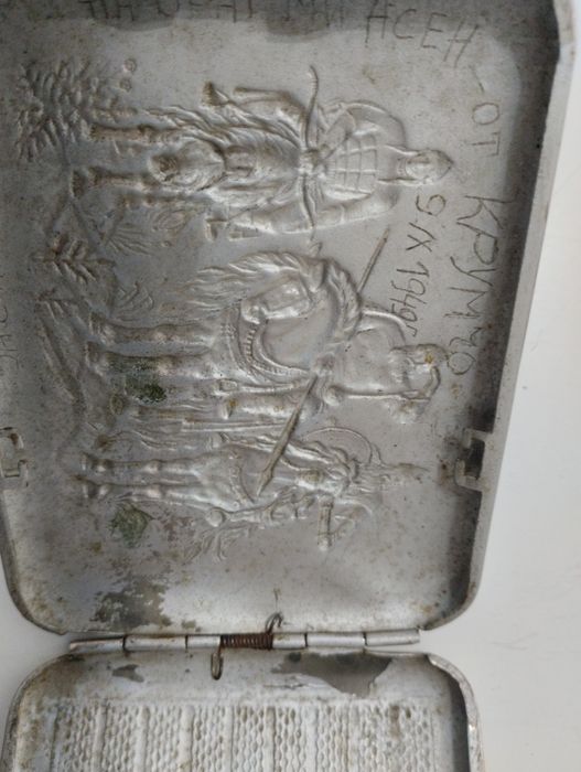 Два броя стари табакери продават се заедно з