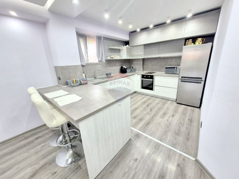 Дава се под наем Тристаен апартамент в Варна, Бриз - 160 кв.м за 1100 € - Снимка #6