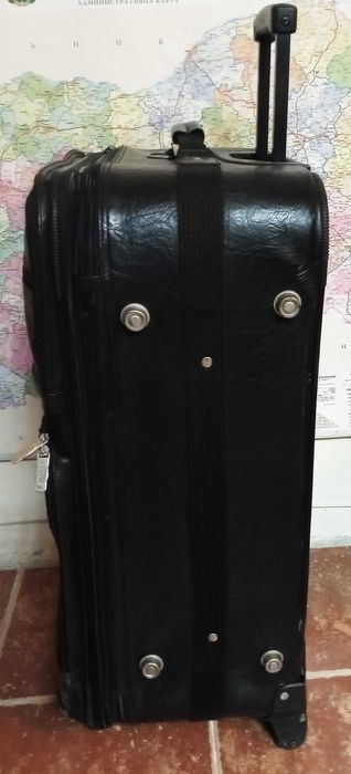 Куфар голям с дръжка на колела