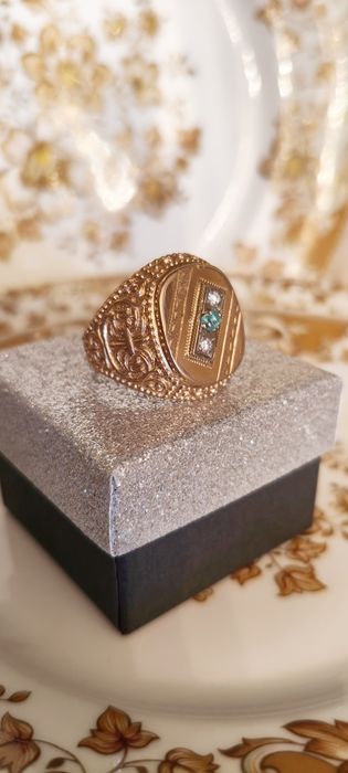 Перстень из золота с бриллиантами и изумрудом.