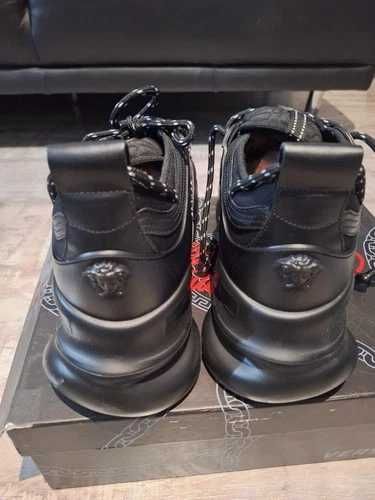 Sneakers Versace Chain Reaction cu eticheta (nu Nike, Gucci, Adidas, Balenciaga)