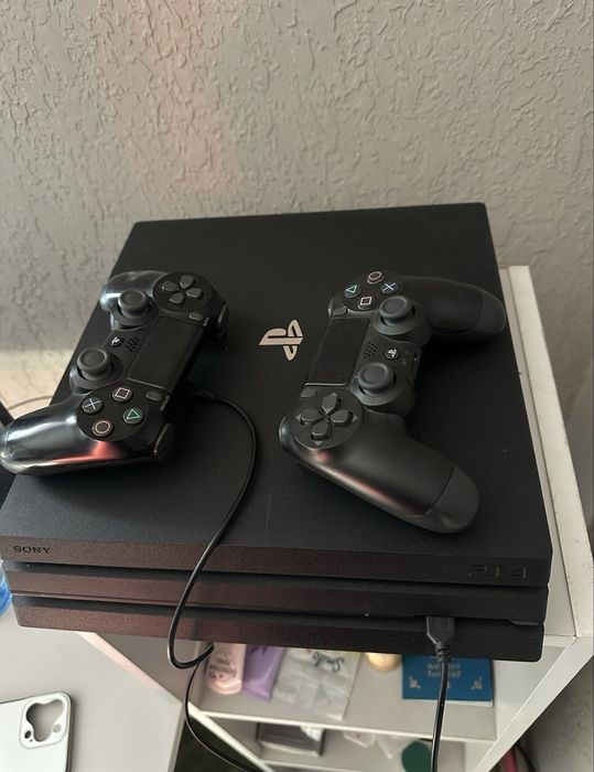 Play station 4 pro 1 TB