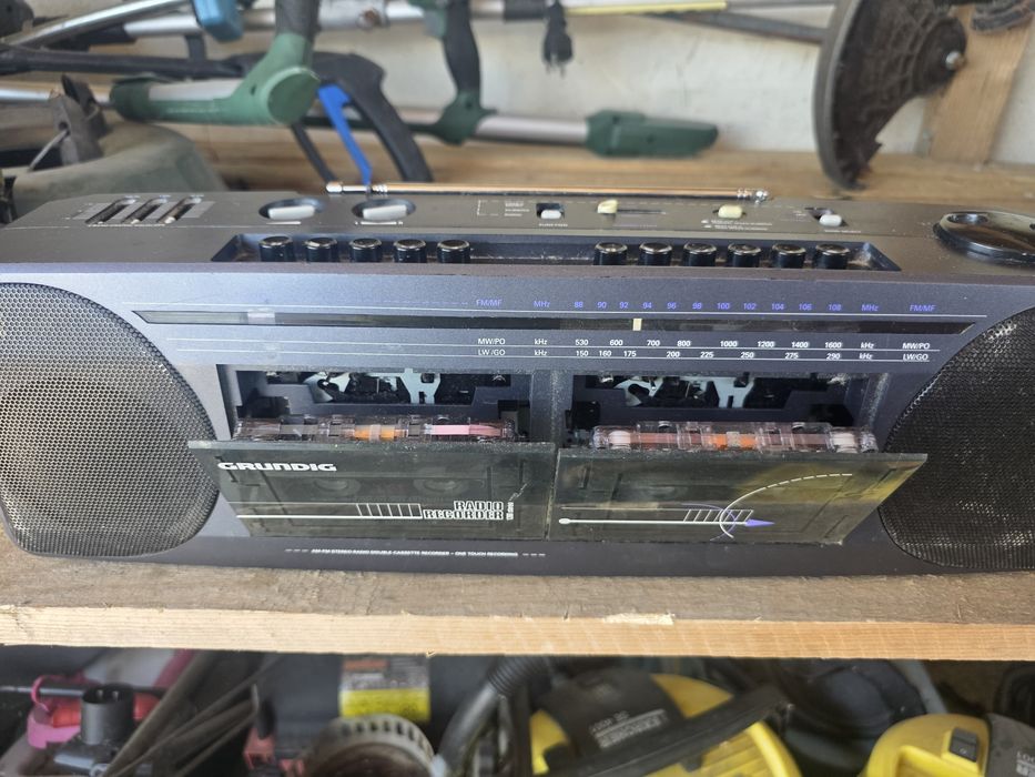 Vand 2 radiocasetofoane Grundig si Universum