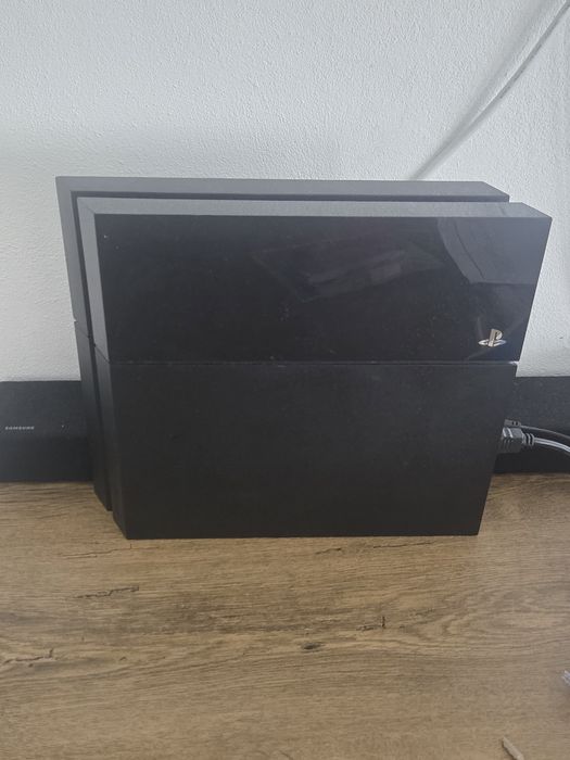 Vand ps4 cu 6jocuri sau schimb pe un nintendo switch oled sau 2