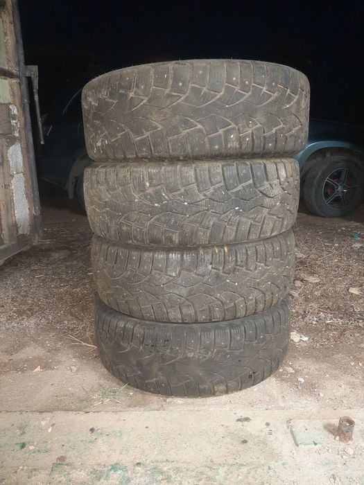 Продам зимние шипованные 215/60/16