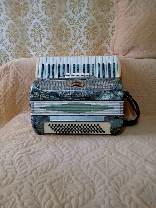 Vând acordeon Scandalli 80 de basi