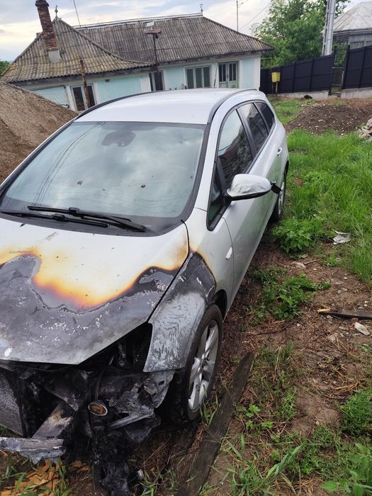 Vând Opel Astra J Sports Tourer 2010 – avariat incendiu – pentru piese sau dezmembrări