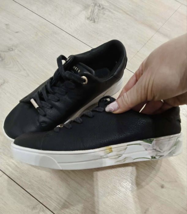 Сникърси на марката Ted Baker