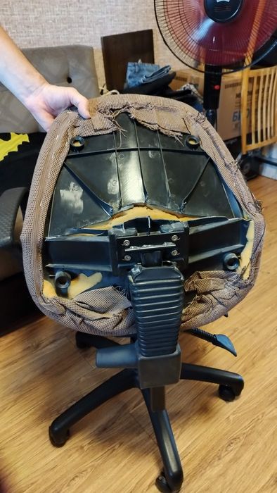 Кресло на колесиках.