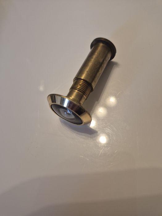 Месингова шпионка за врата.