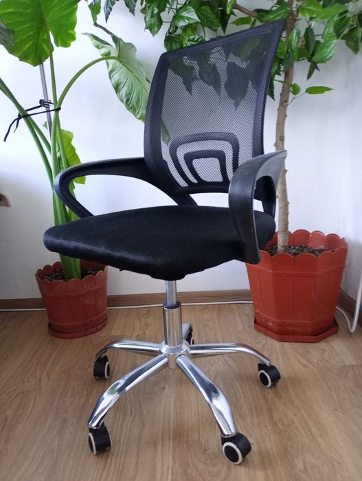 Офис стол,подходящ и за деца