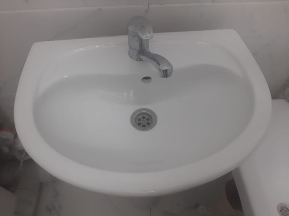 Новая раковина без смесителя
