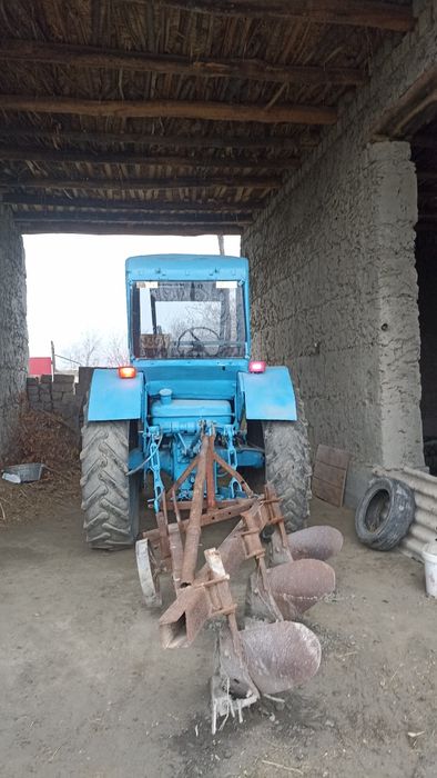 T 28 traktor sotiladi