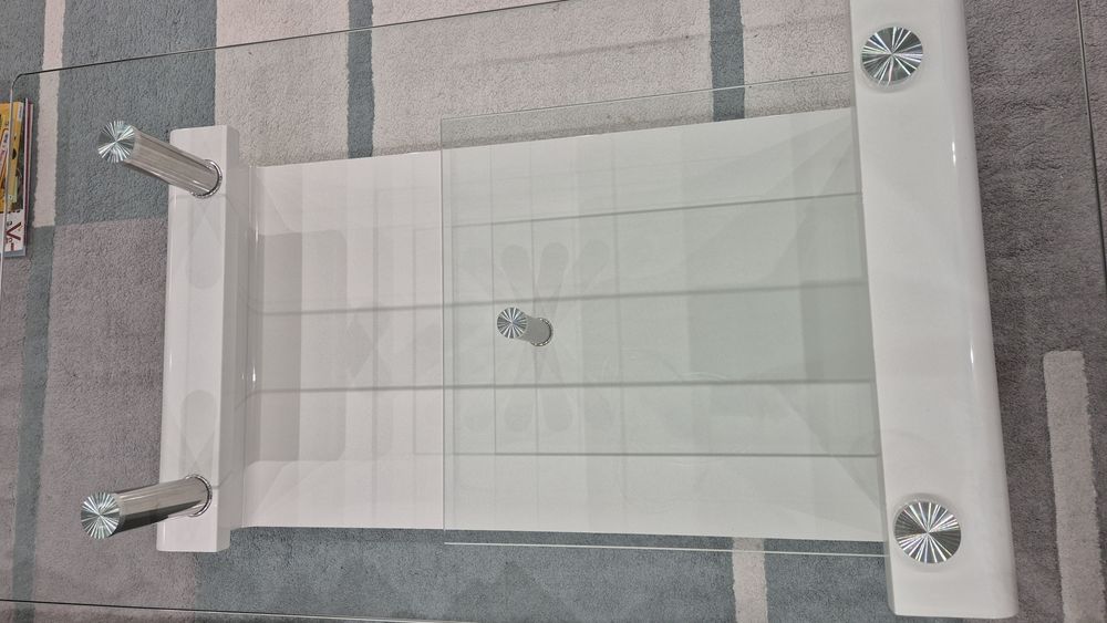 Бяла холна стъклена маса