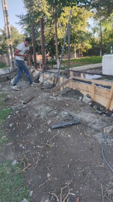 Vand garduri și porți la comanda clientului