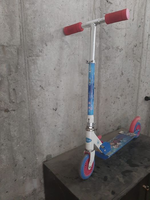 Trotineta copii si casca de protecție