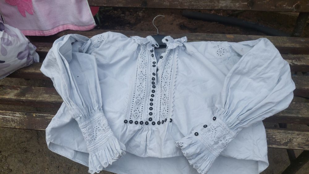 Vănd cămăși tradiționale din zona Beiușului.