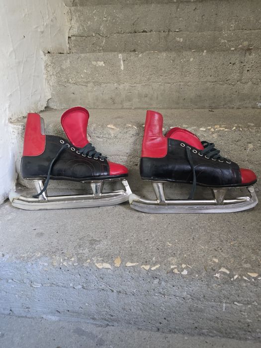 Стари ретро кожени кънки за лед