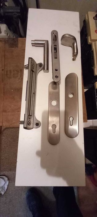 Broască ; set complet de înaltă calitate pentru uși de intrare in casă