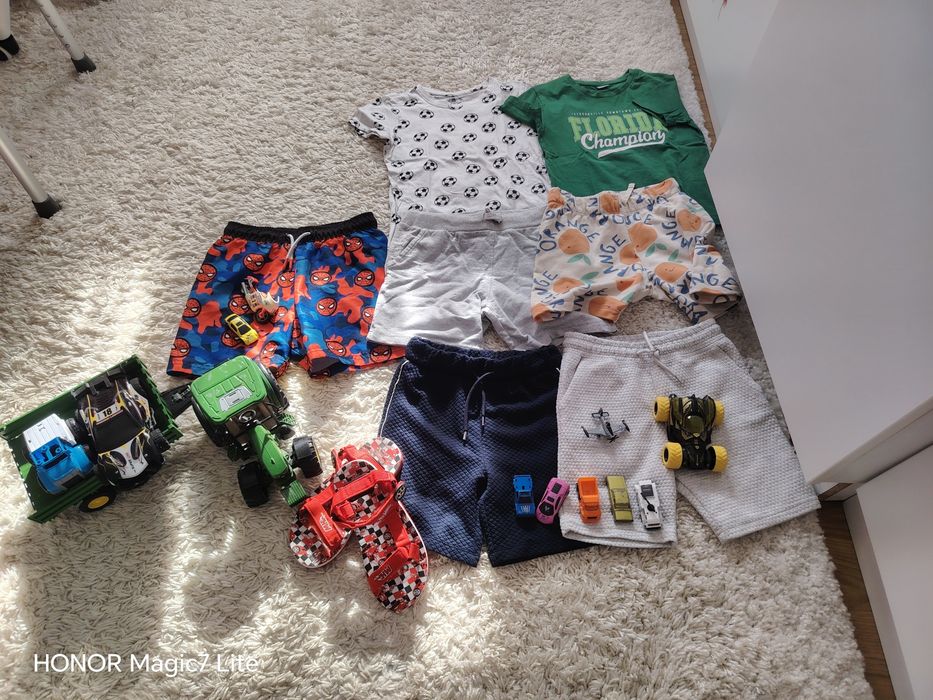 Lot hainute baietel 6-7 ani plus jucarii