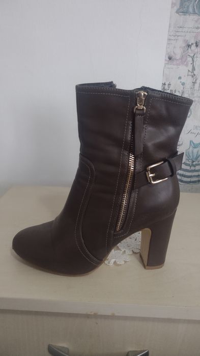 Дамски боти на ток